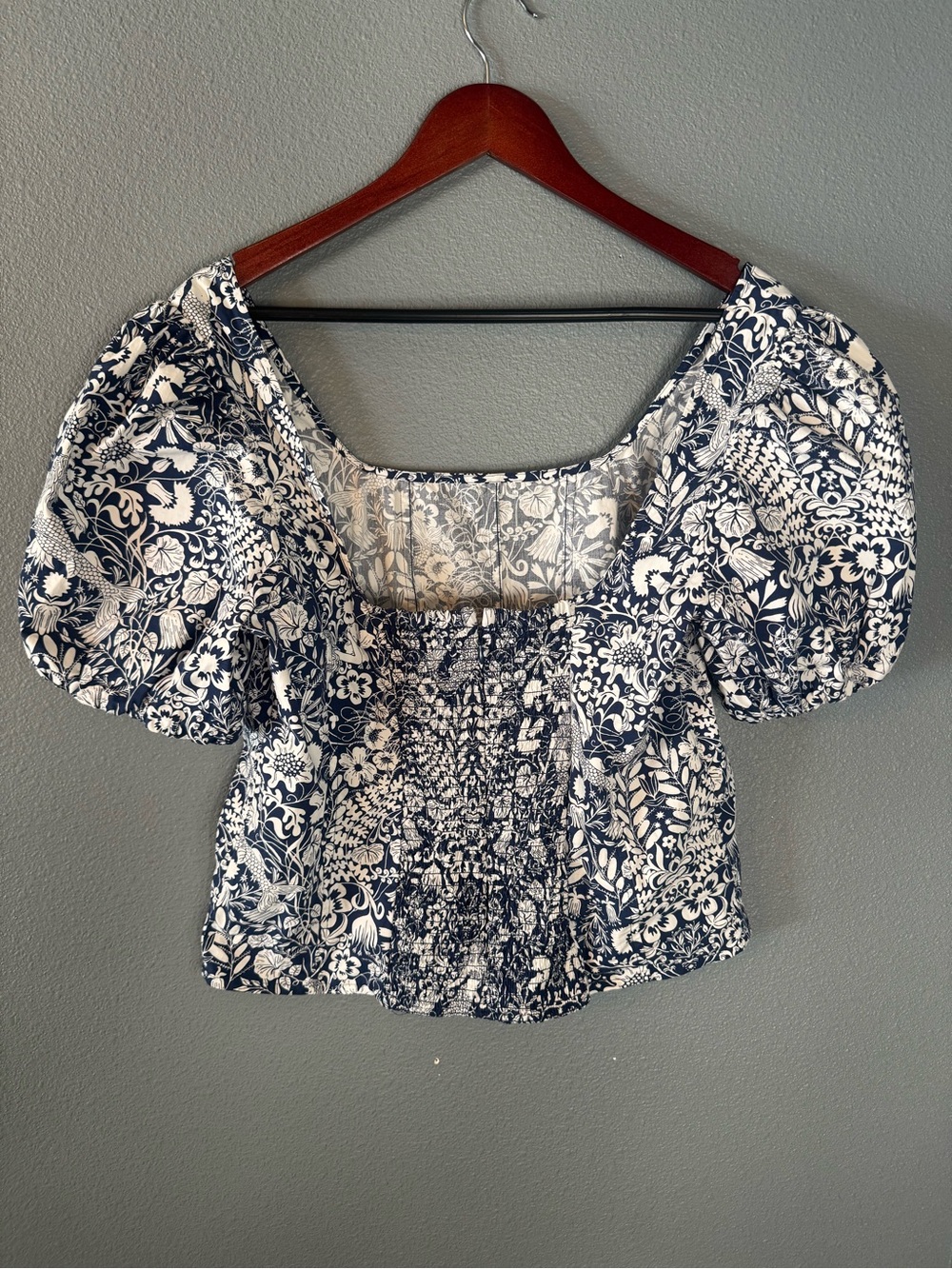 J Crew Floral Puff Sleeve Crop Top Women’s size 14 Blue White Smocked BR056 - Picture 2 of 11